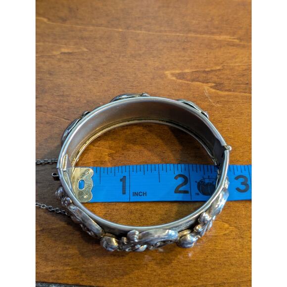 Vtg 1960s Repousse Silver Plate Floral Hinged Safety Chain Bangle Bracelet - Picture 5 of 5